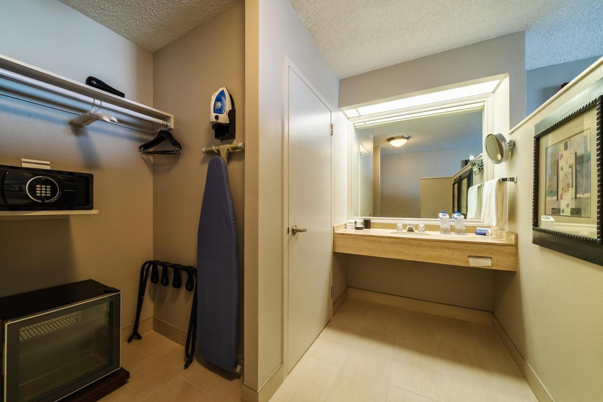 King Room with Accessible Shower - Disability Access,1295803150:JPEG