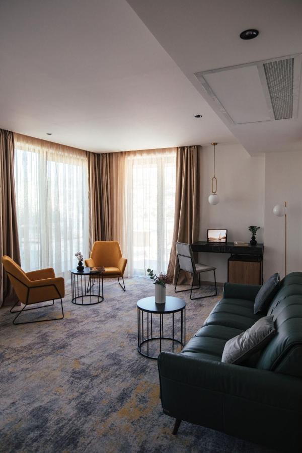 Deluxe Doppel-/Zweibettzimmer mit Terrasse und Meerblick.