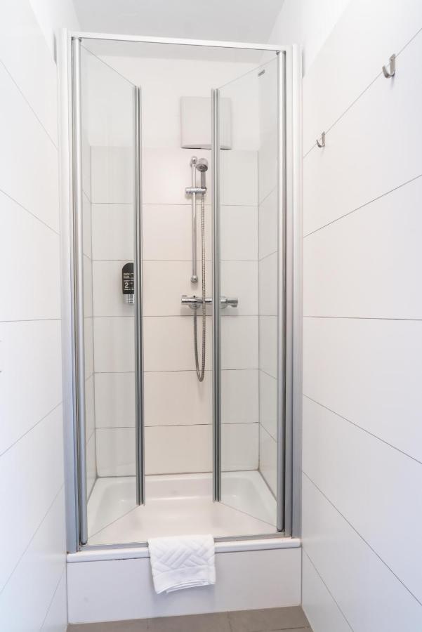 Posto Letto in Dormitorio Femminile con 8 Letti