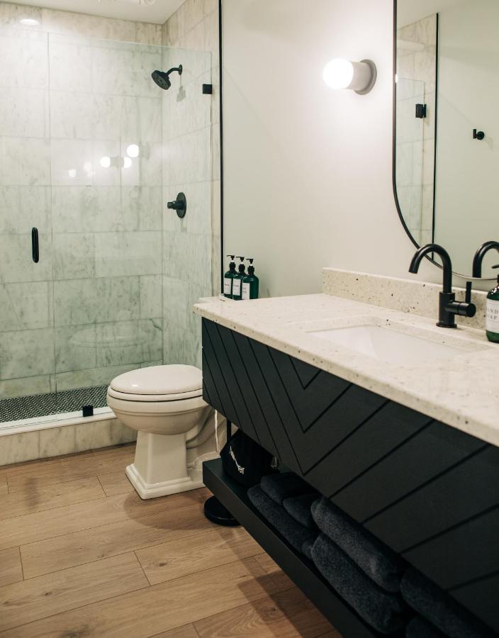 Deluxe Queen Suite