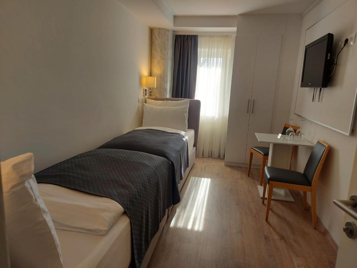 Kleines Zweibettzimmer