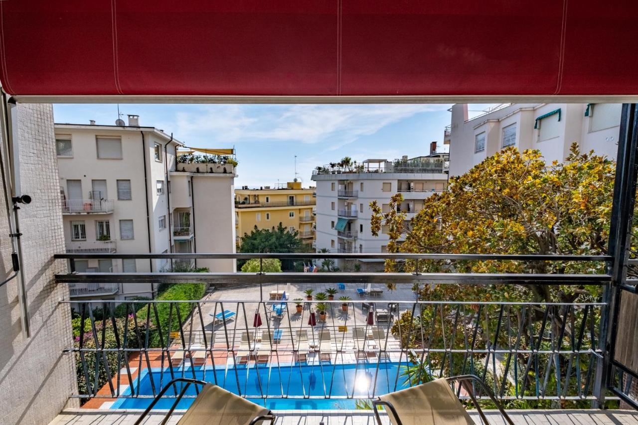 Dreibettzimmer mit Poolblick