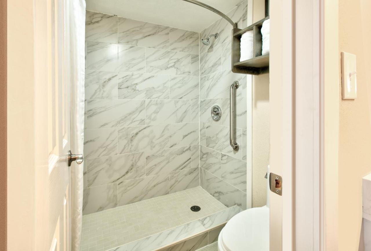 King Room with Bath Tub - Mobility Accessible/Non-Smoking