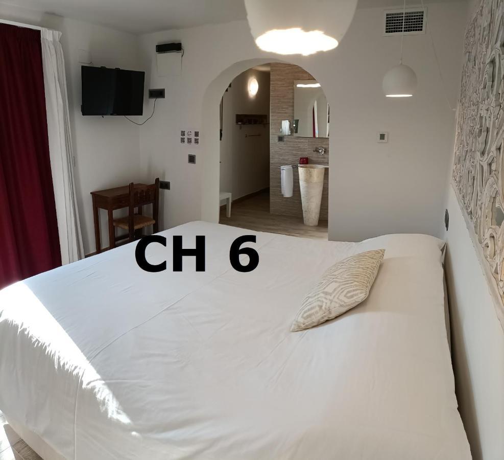 Habitación con cama extragrande y vistas al jardín