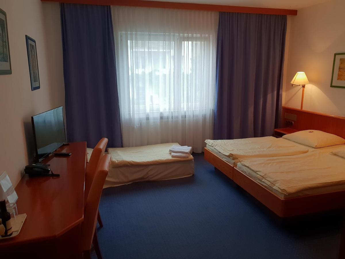 Dreibettzimmer mit eigenem Bad