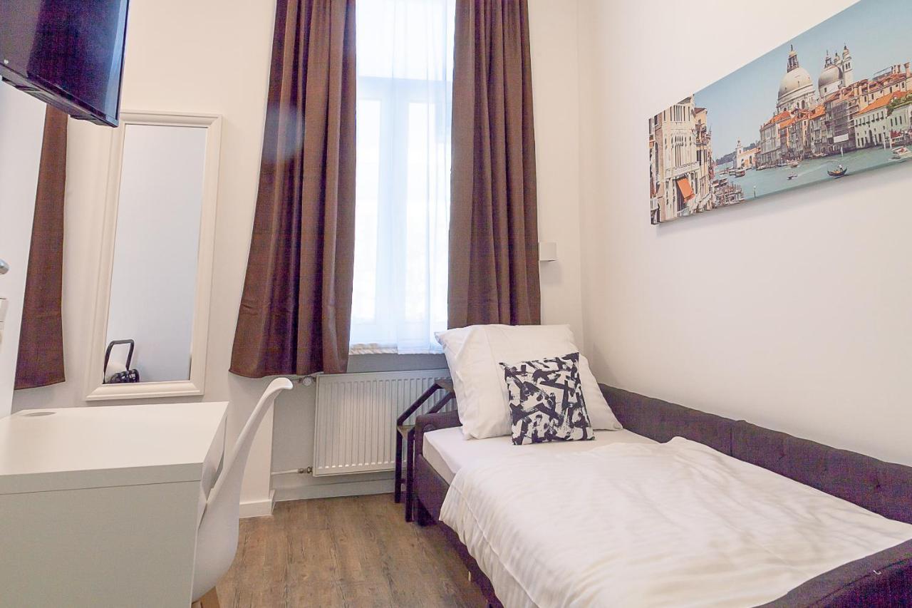 Tweepersoonskamer met 2 Aparte Bedden en Eigen Externe Badkamer