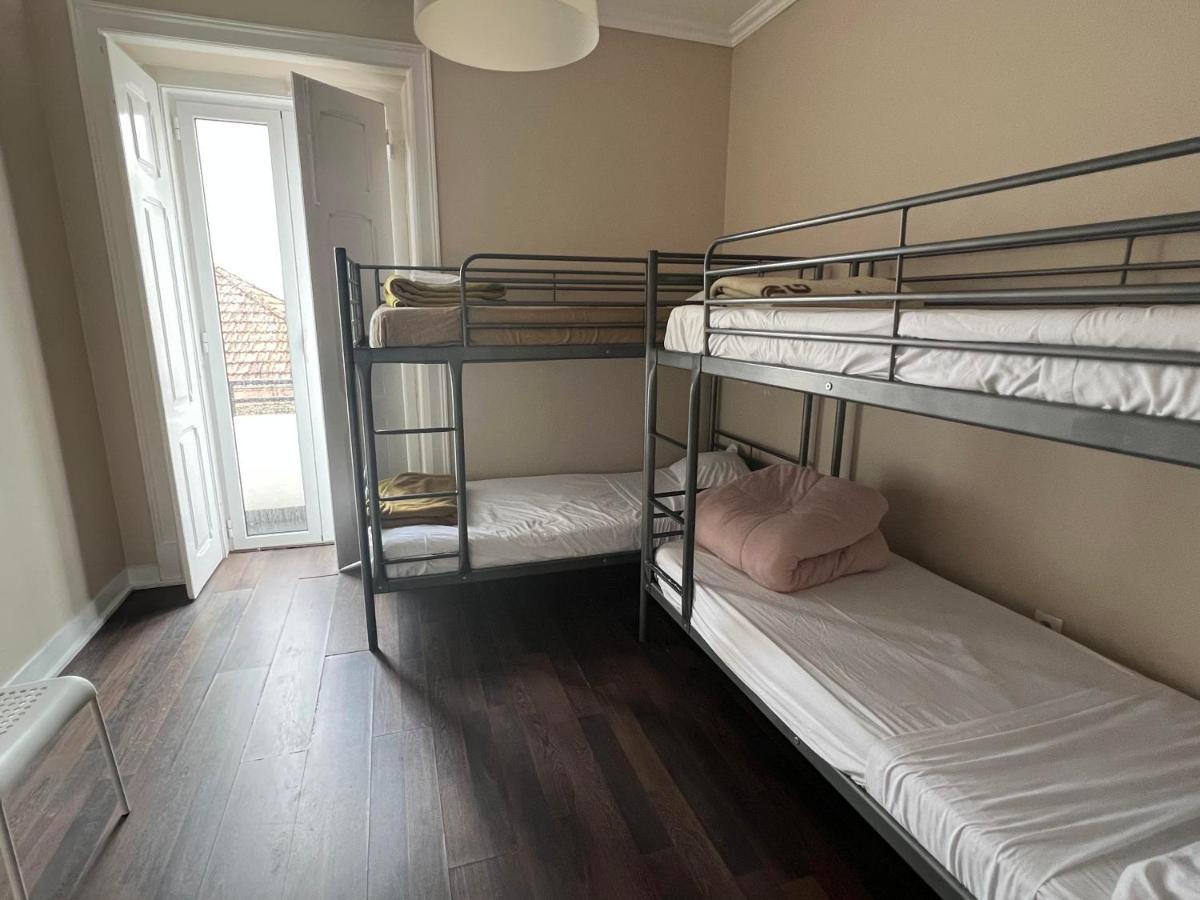 Cama num Dormitório Misto com 4 Camas