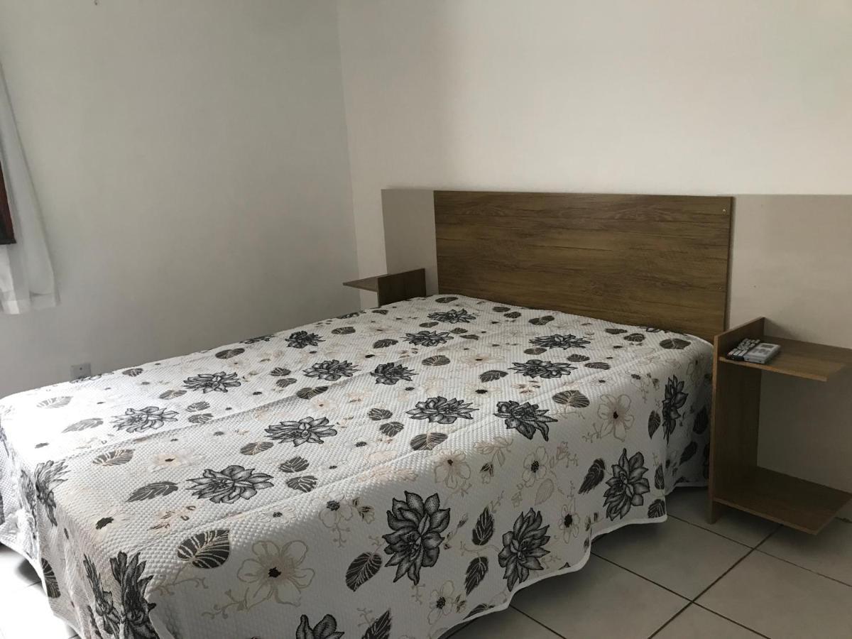 Quarto Triplo com Banheiro Compartilhado