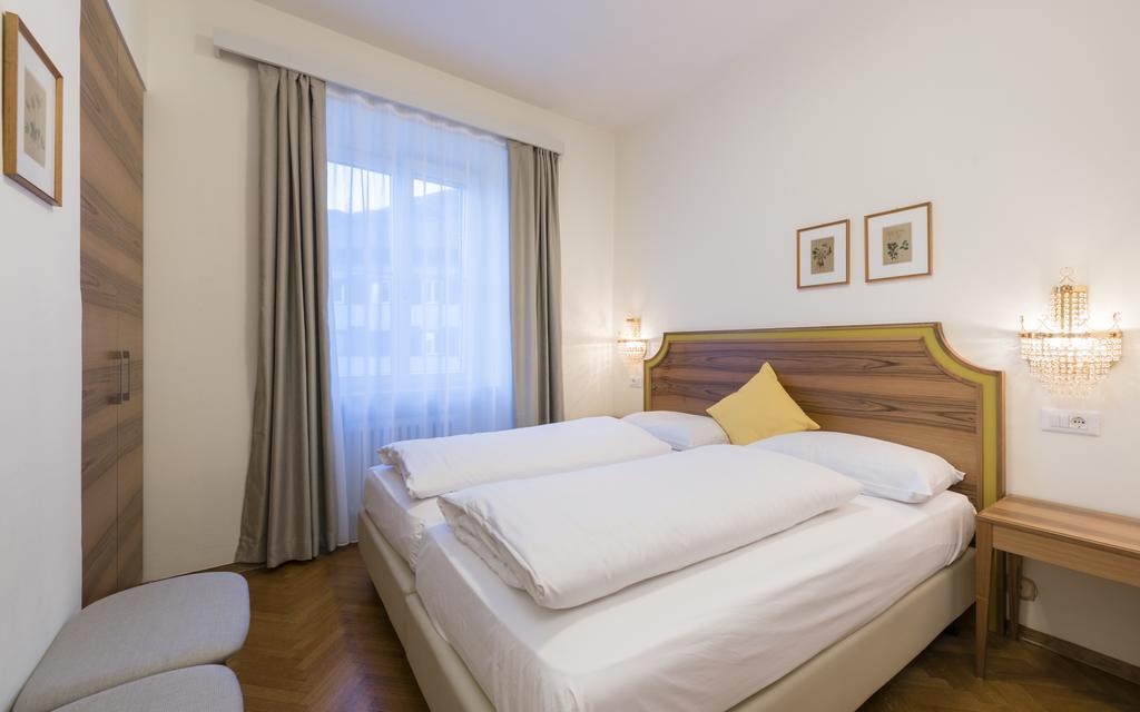 Doppel- oder Zweibettzimmer