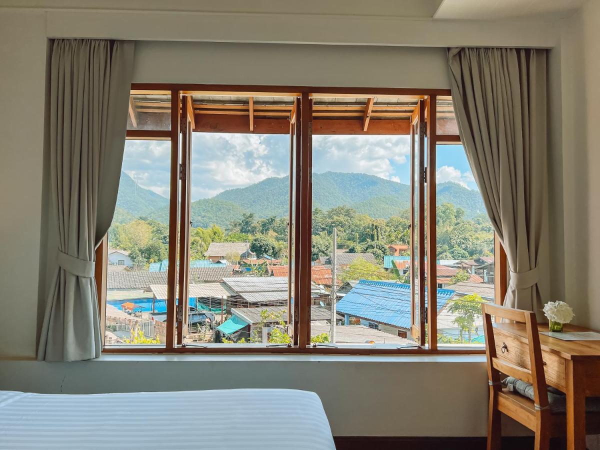 Zimmer mit Kingsize-Bett und Bergblick