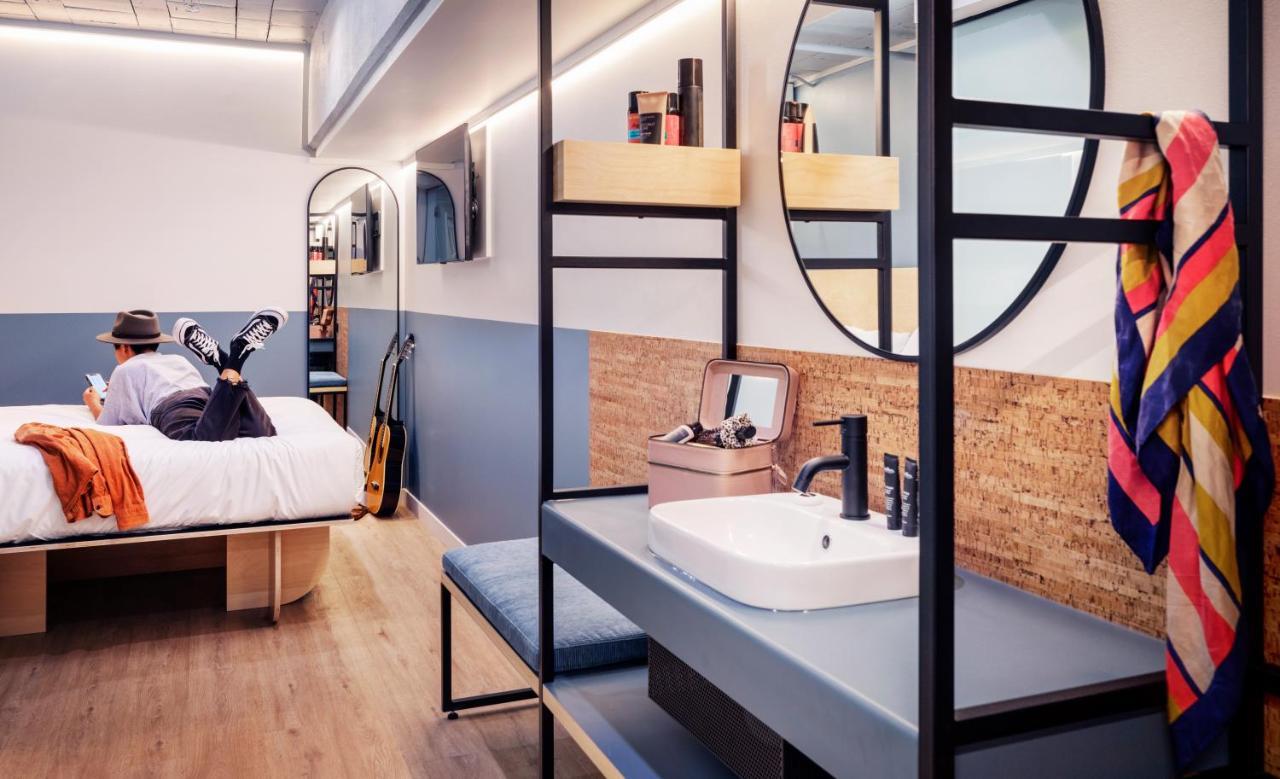 Chambre Lit Queen-Size avec Salle de Bains Privative - Intérieur - Accessible aux Personnes à Mobilité Réduite