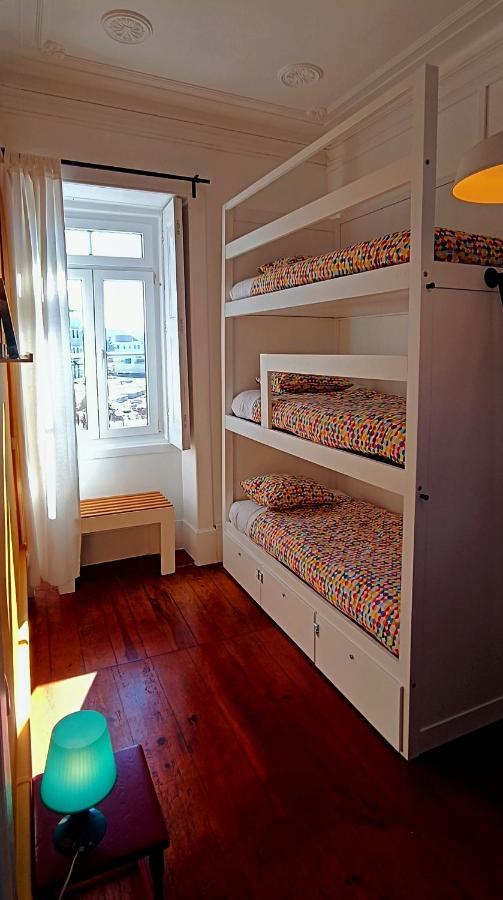 Cama em Dormitório Misto de 3 Camas com Casa de Banho Privada