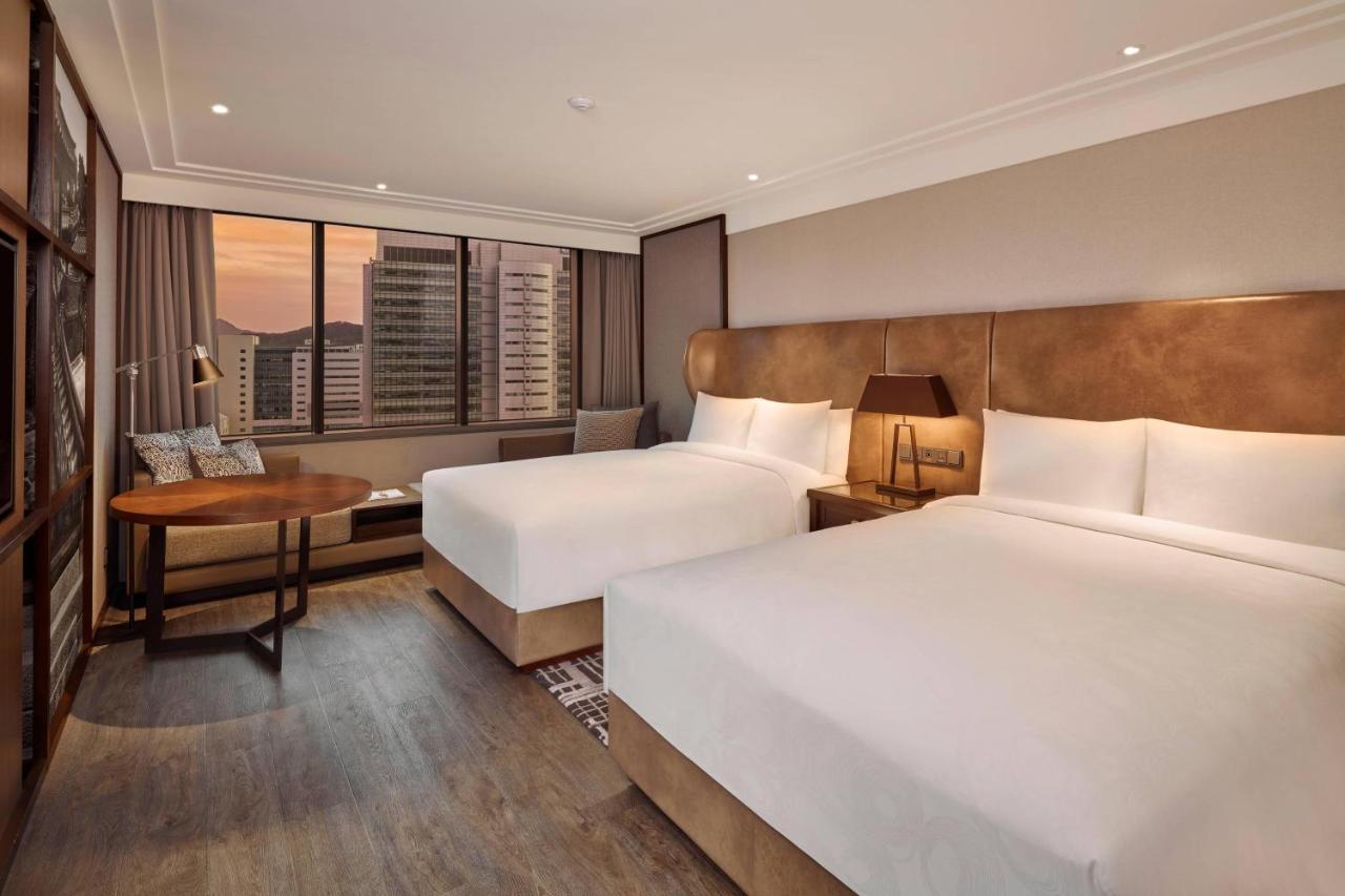Deluxe Doppelzimmer mit 2 Doppelbetten und Stadtblick