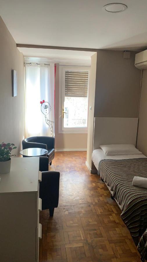 Chambre Lits Jumeaux avec Salle de Bains Commune