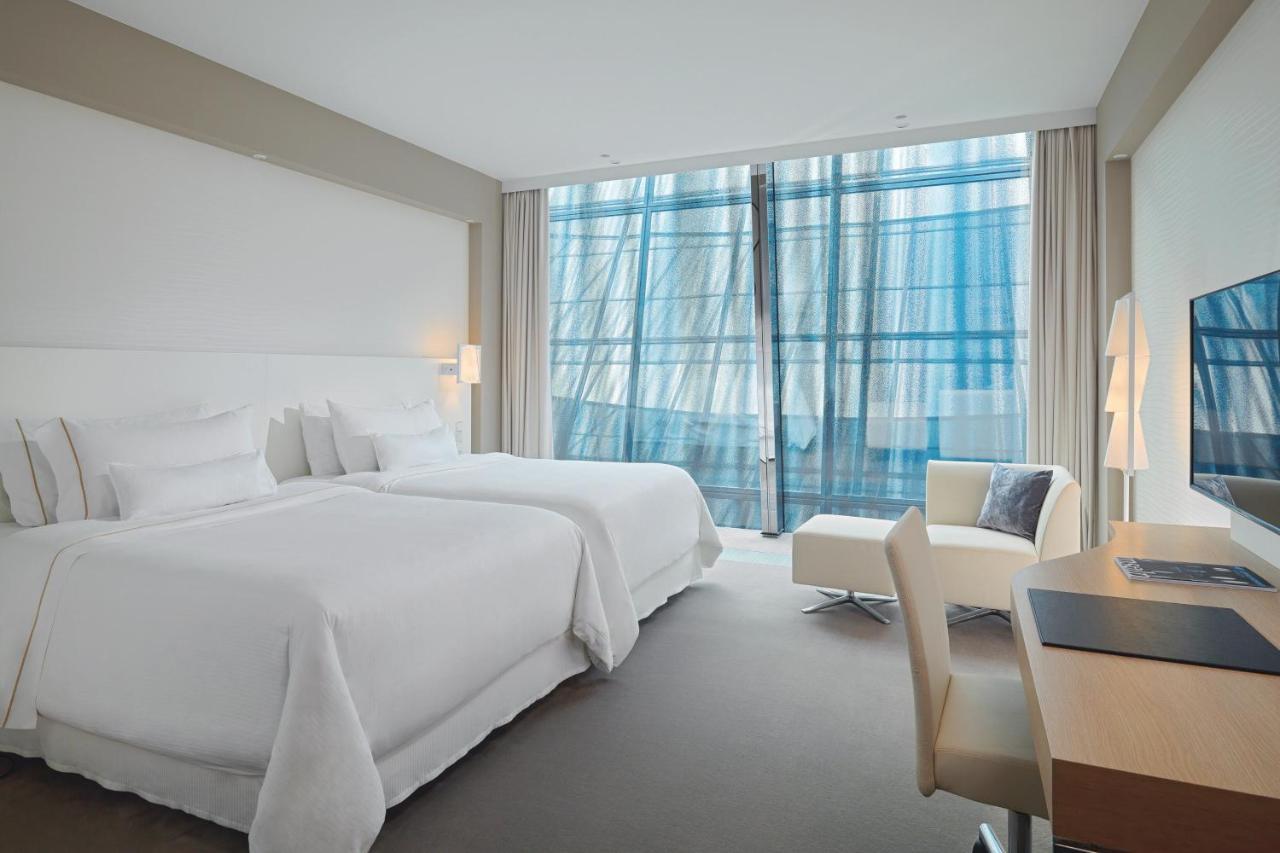 Classic Zimmer Elbphilharmonie mit 2 Queensize-Betten und Blick auf das Atrium