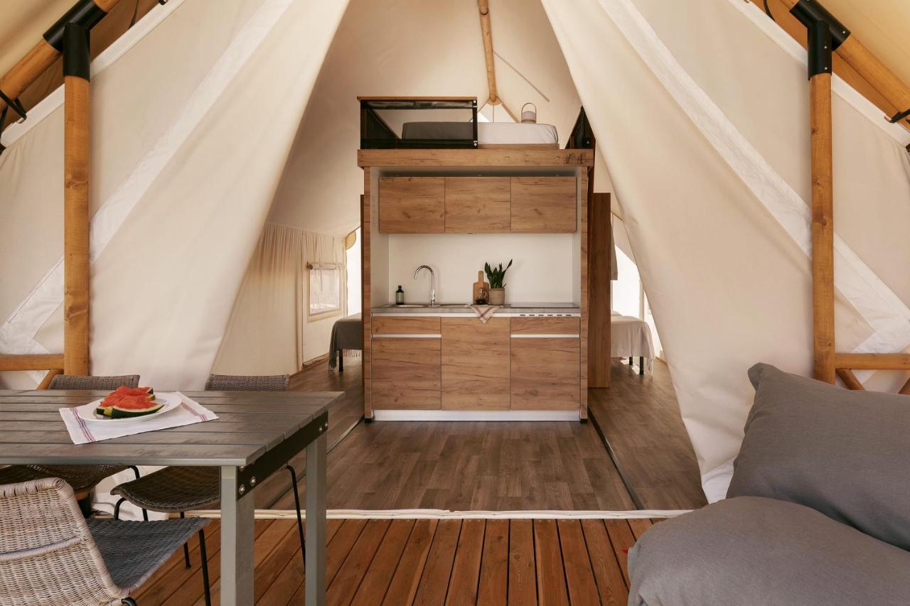 Glamping Family,1589783930:JPEG