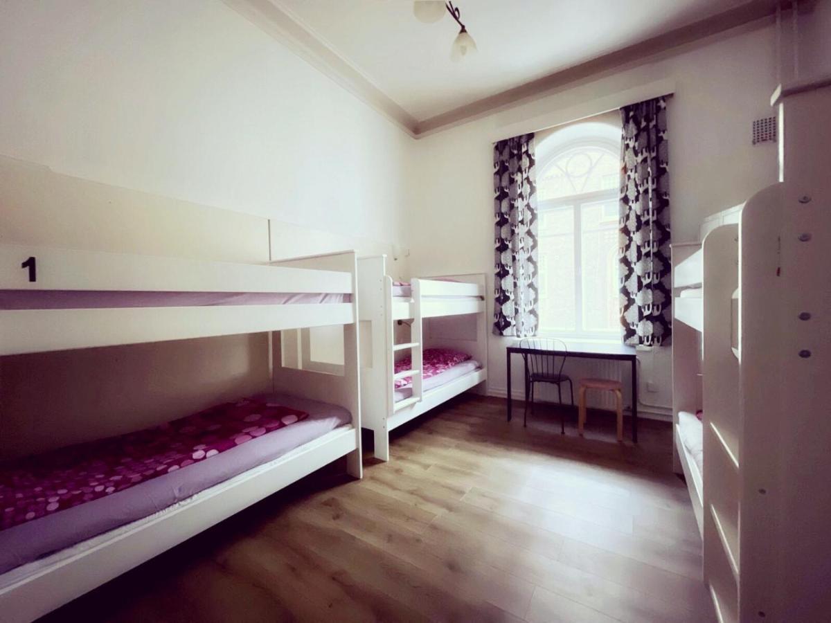 Cama individual en habitación compartida femenina de 6 camas