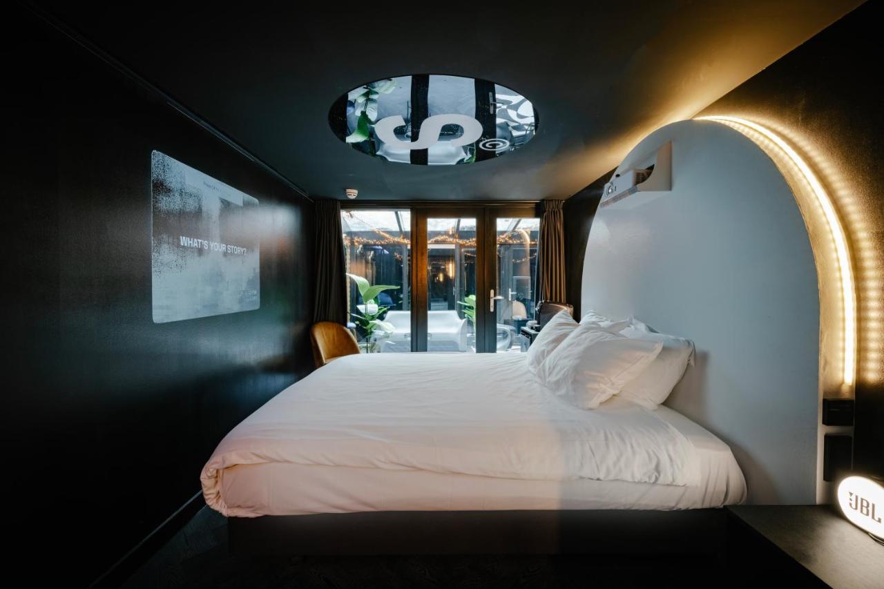 Doppelzimmer - „Le Noir" by SUPPER