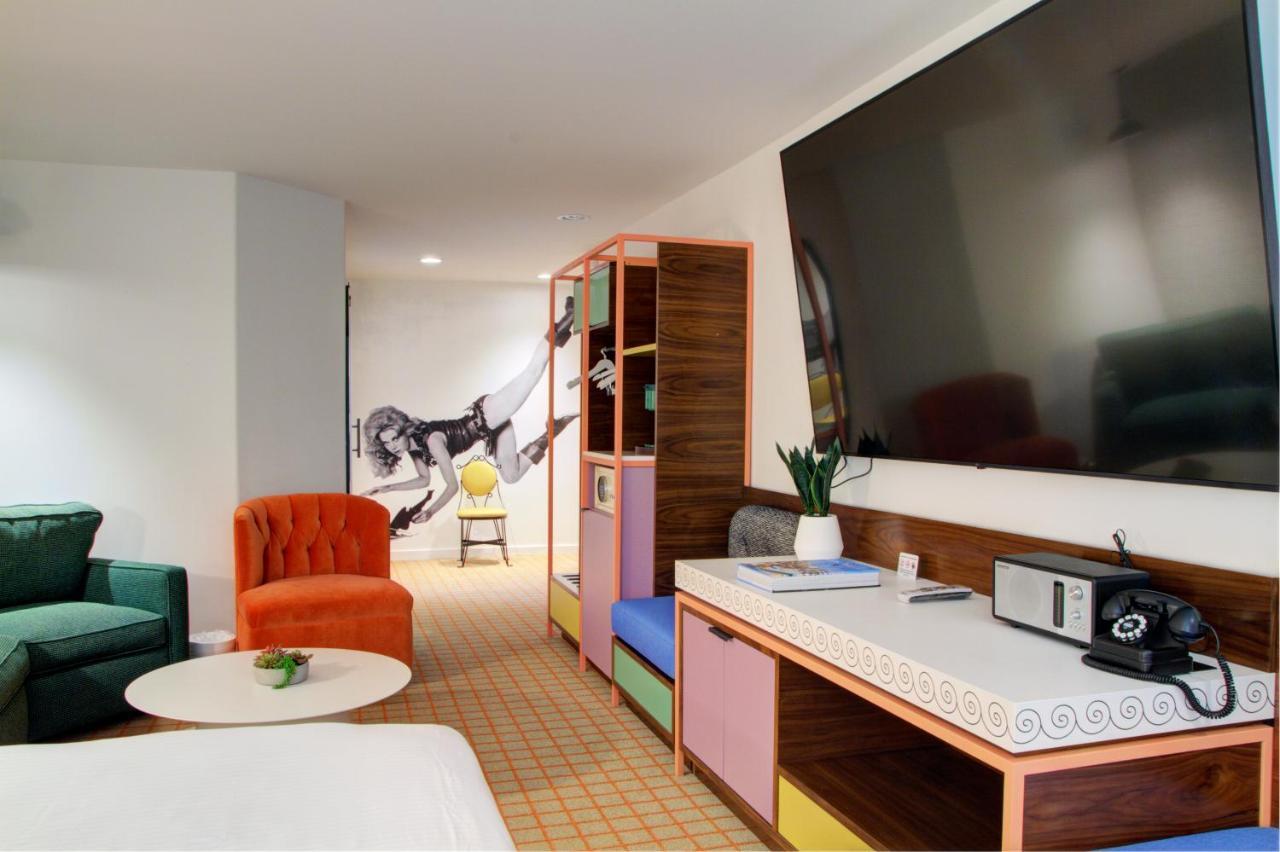 Hébergement Lit King-Size avec Grande Télévision