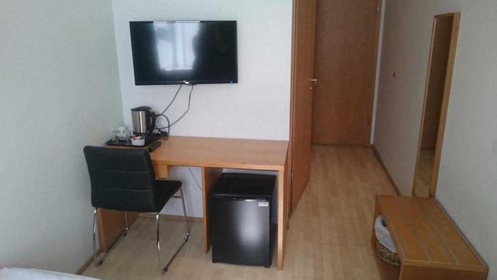 Tweepersoonskamer met 2 Aparte Bedden en Eigen Badkamer