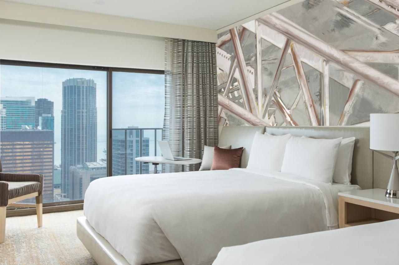 Quarto VIP com 2 Camas de Casal e Vista da Cidade em Andar Alto
