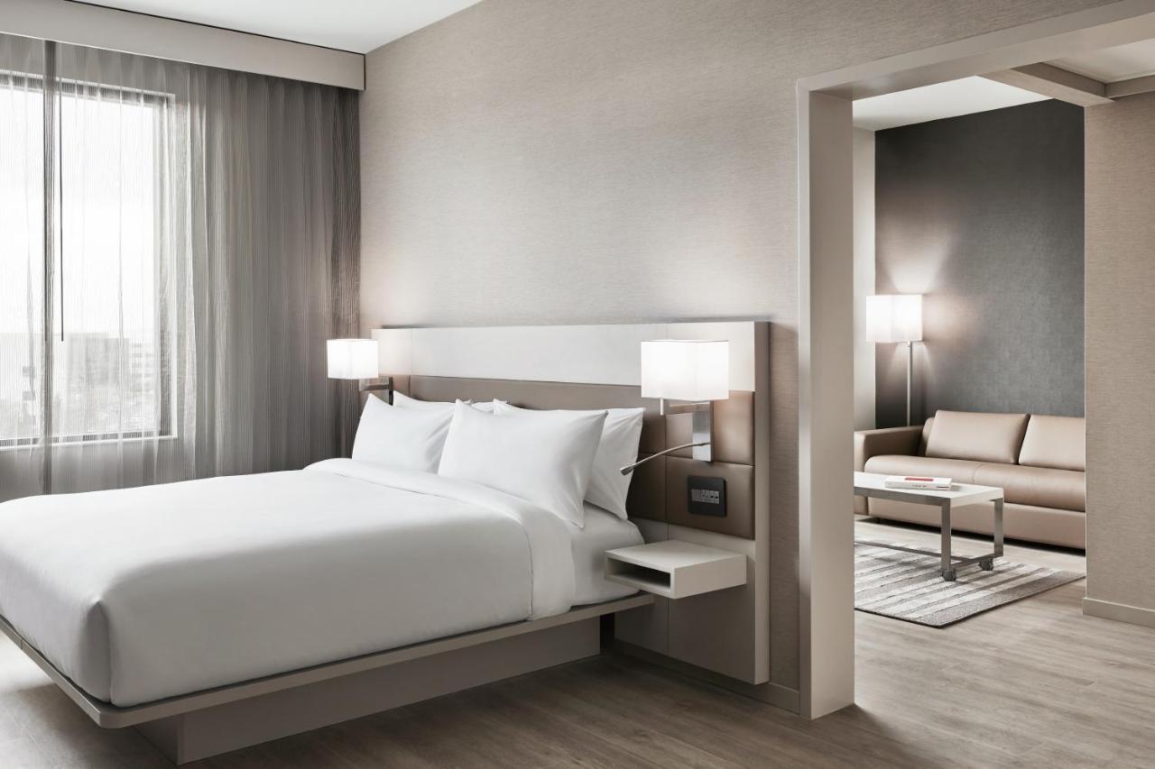 1 Bedroom Suite, 1 King, Sofa bed