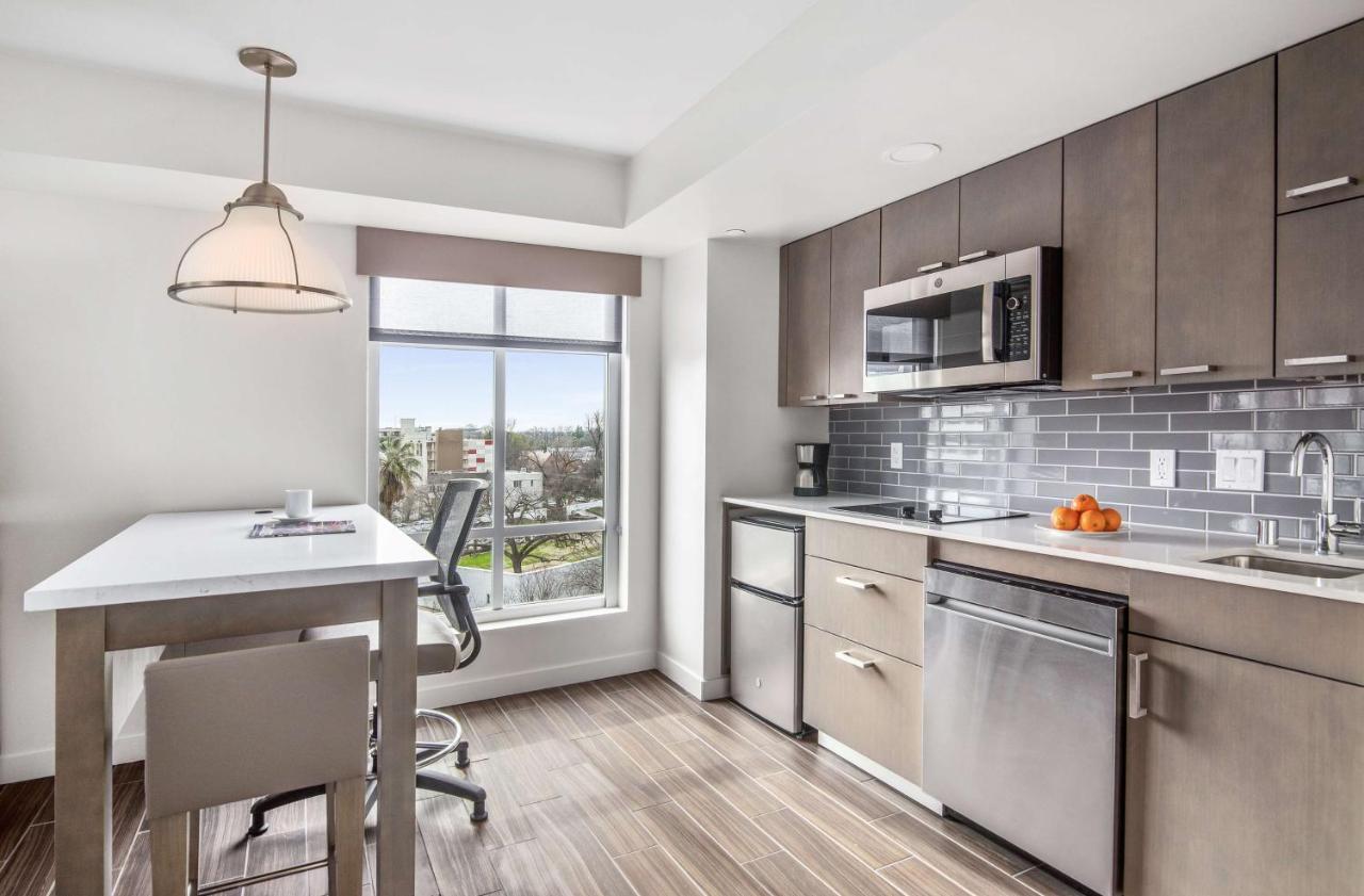 Sutters Fort King Studio Suite with Kitchen and Balcony