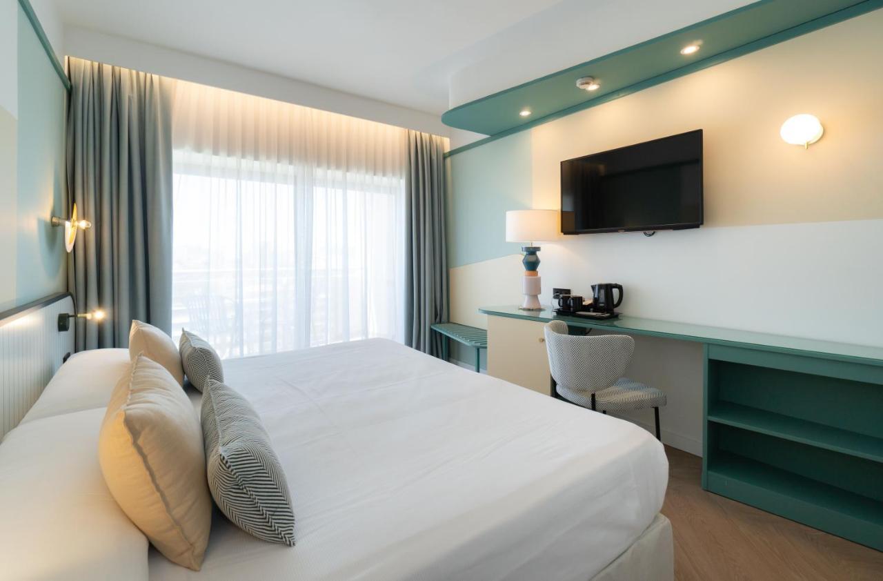 Superior Club Zimmer mit Poolblick (3 Erwachsene)