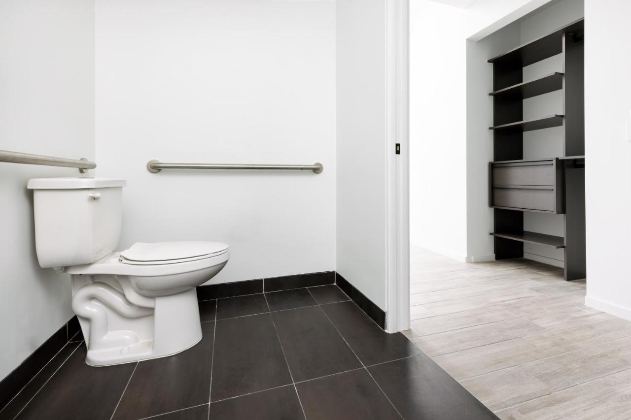 Suíte de 3 Quartos com 1 Cama King-size, 1 Queen-size e 2 de Solteiro e Vista da Cidade - Acessível para Hóspedes com Mobilidade Reduzida