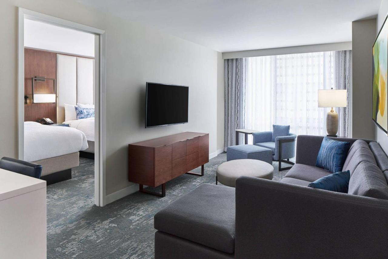 One-Bedroom Suite Two Queen Beds Sofa,1554733870:JPEG