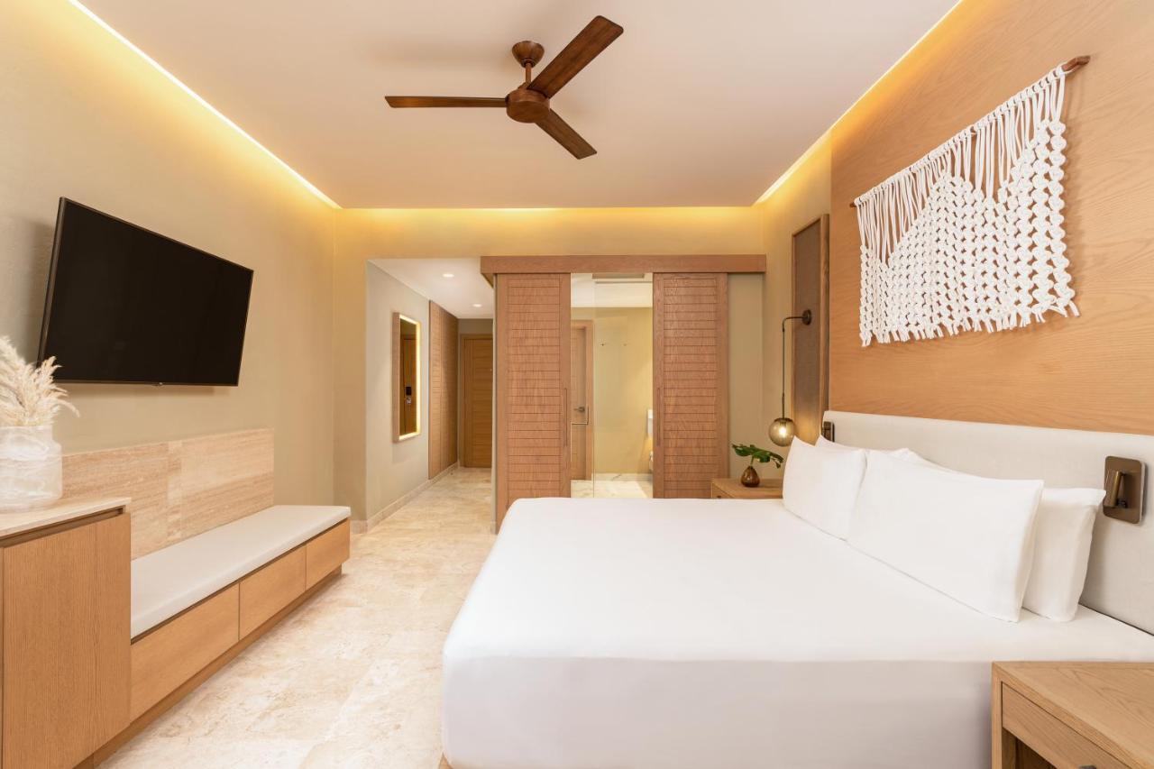 Junior Suite mit Kingsize-Bett und Blick auf die tropische Landschaft