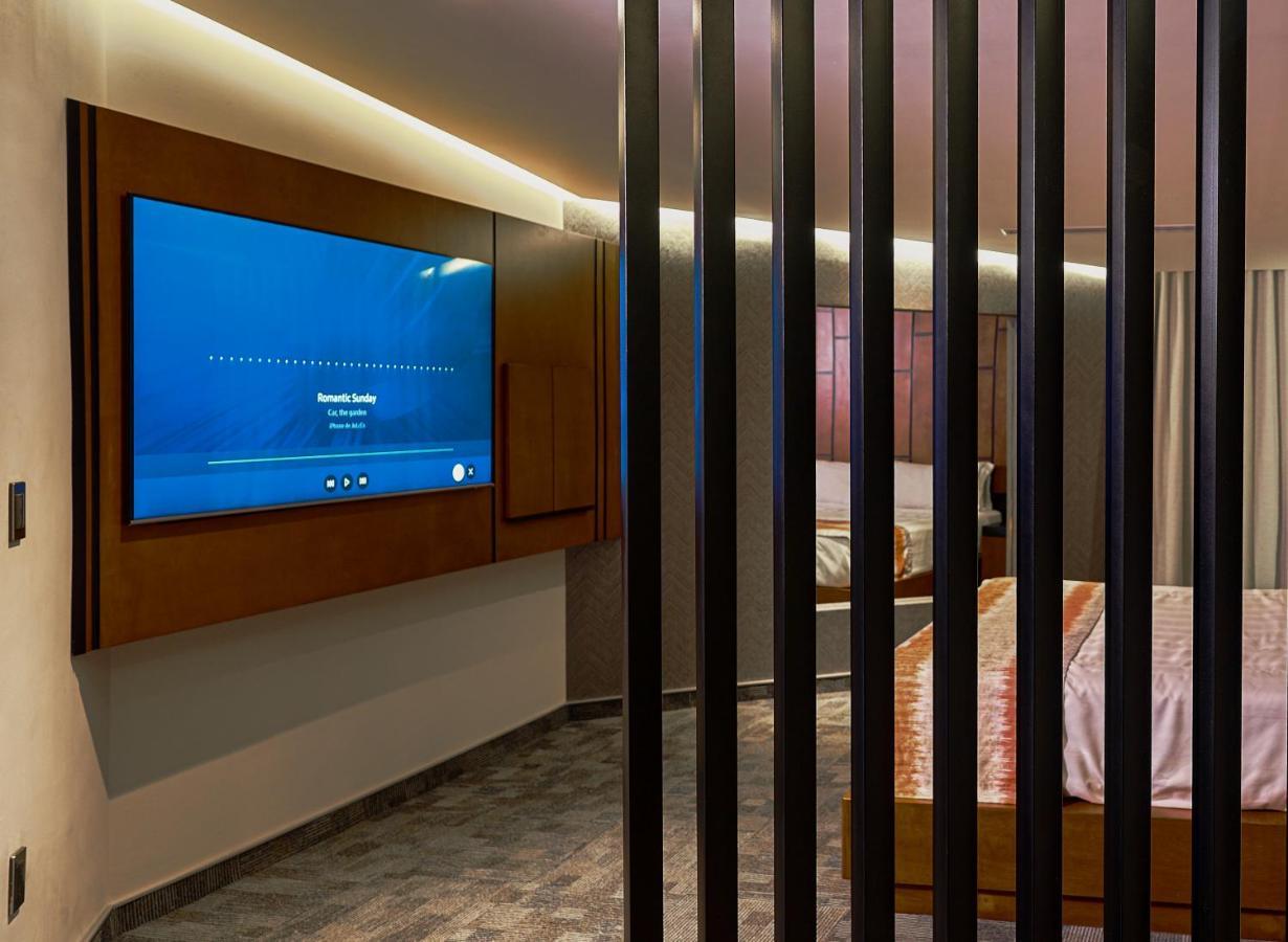 Deluxe King Suite