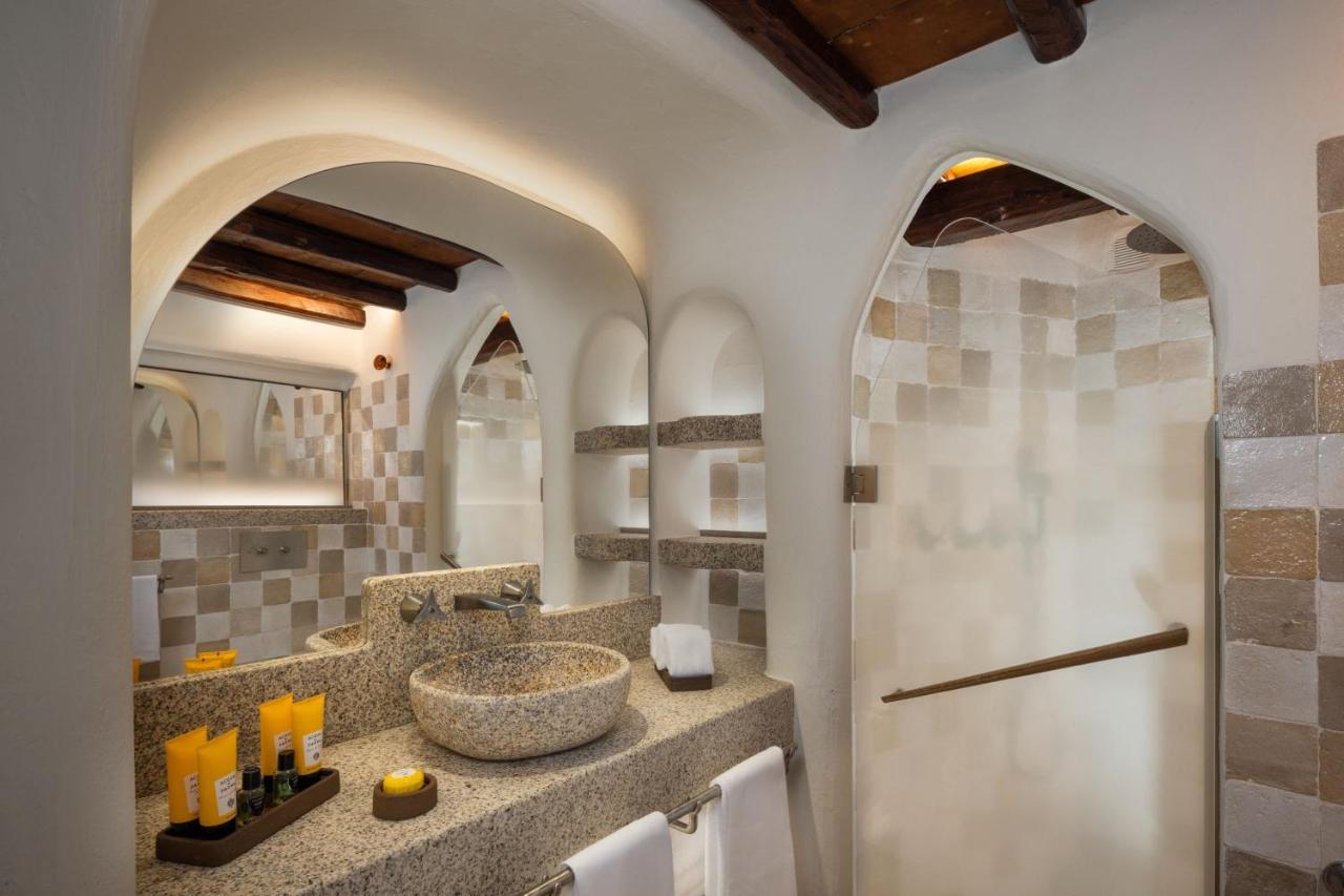 Heritage Suite mit Kingsize-Bett, seitlichem Meerblick und Terrasse – ursprünglicher Flügel