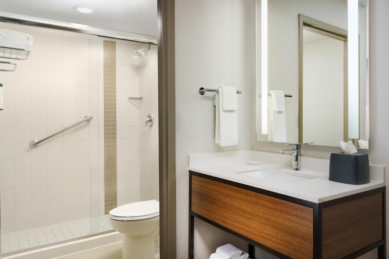 Quarto com Cama King-size e Sofá-Cama - Andar Alto