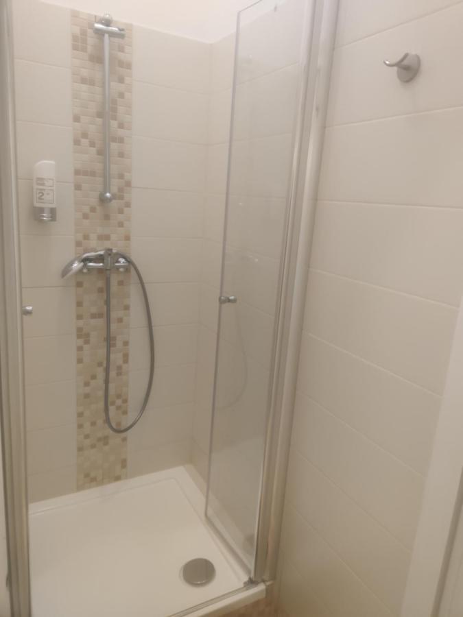 Posto Letto in Dormitorio Misto con 8 Letti
