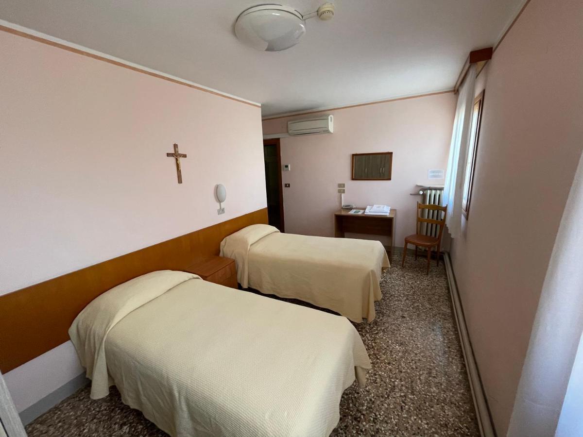 Twin Room,1373439731:JPEG