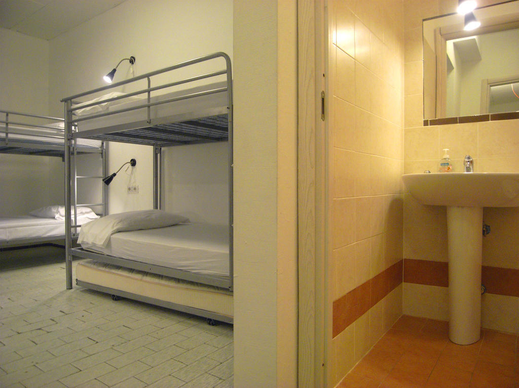 Posto Letto in Dormitorio Femminile con 3 Letti