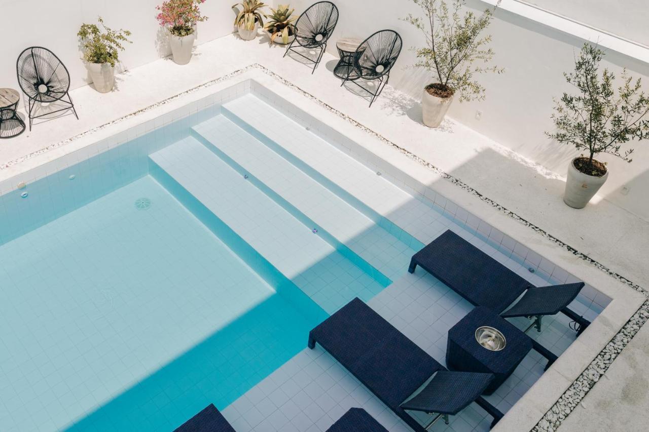 Quarto com Cama King-size e Vista da Piscina
