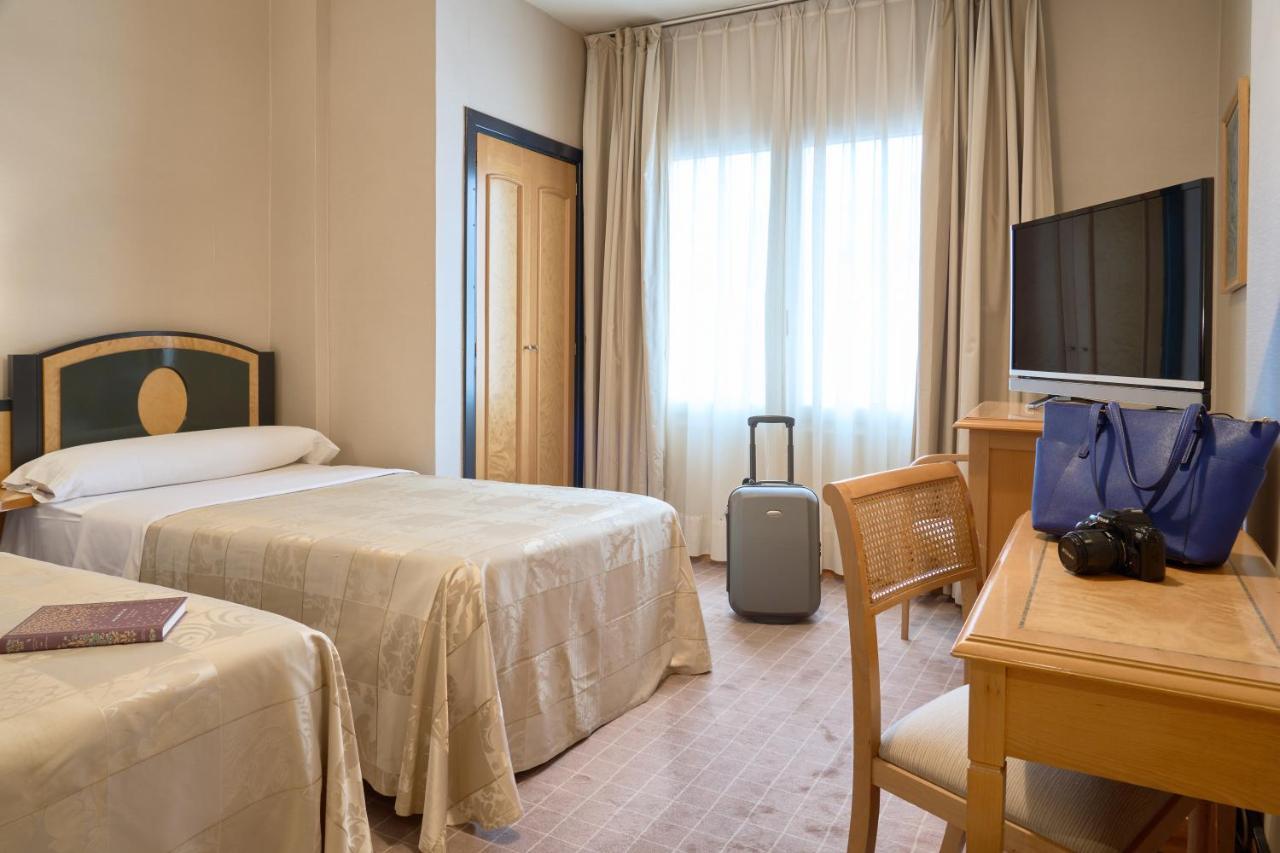 Chambre Double ou Lits Jumeaux avec Lit d'Appoint (2 Adultes + 1 Enfant)