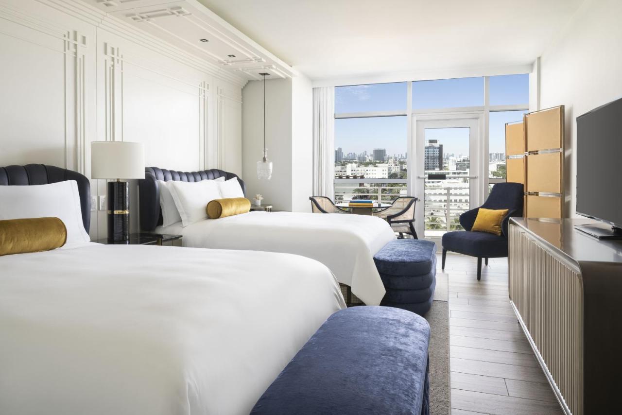 Quarto com Vista da Cidade e 2 Camas de Casal