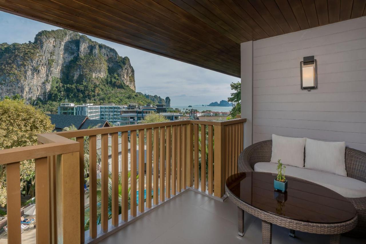 Habitación Doble Premium con balcón y vistas a la piscina