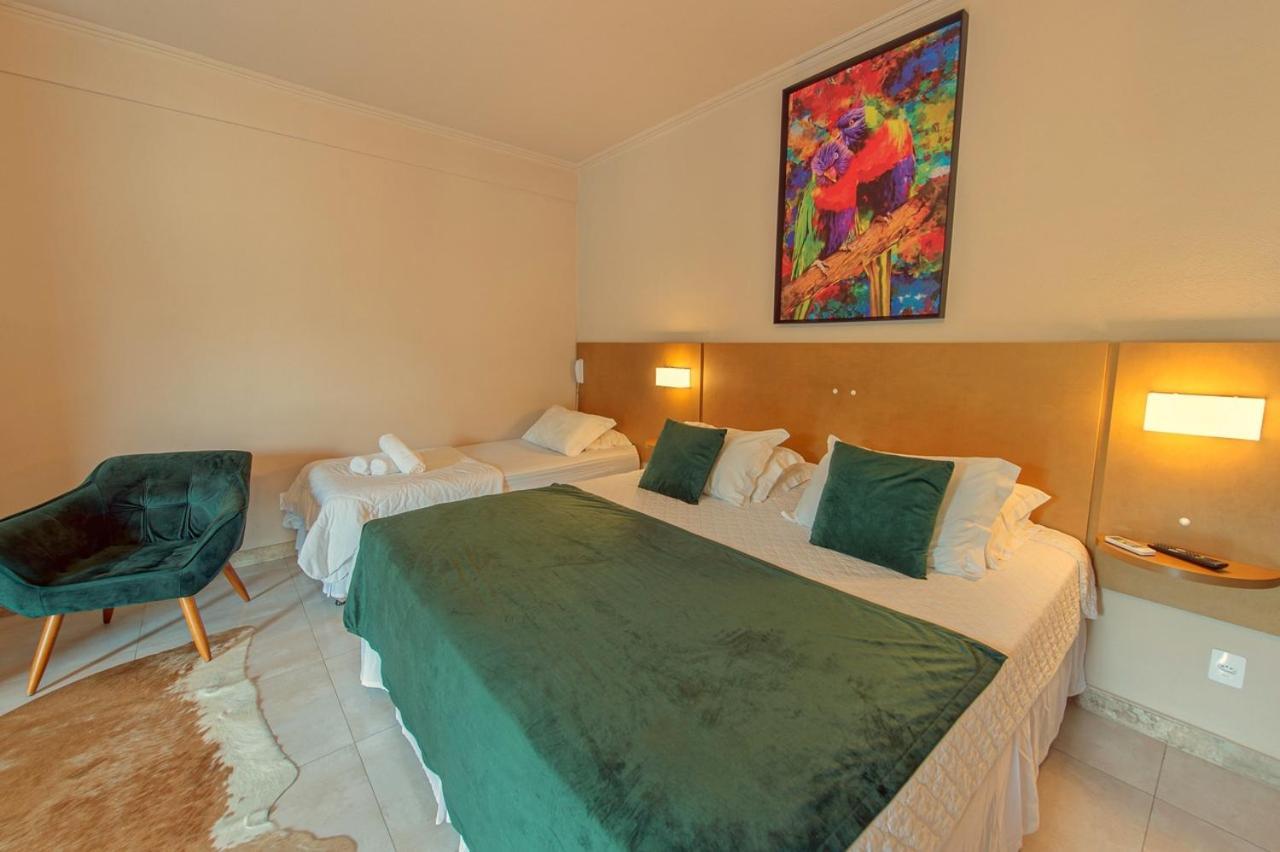 Suíte com Cama King-size e Banheira de Hidromassagem