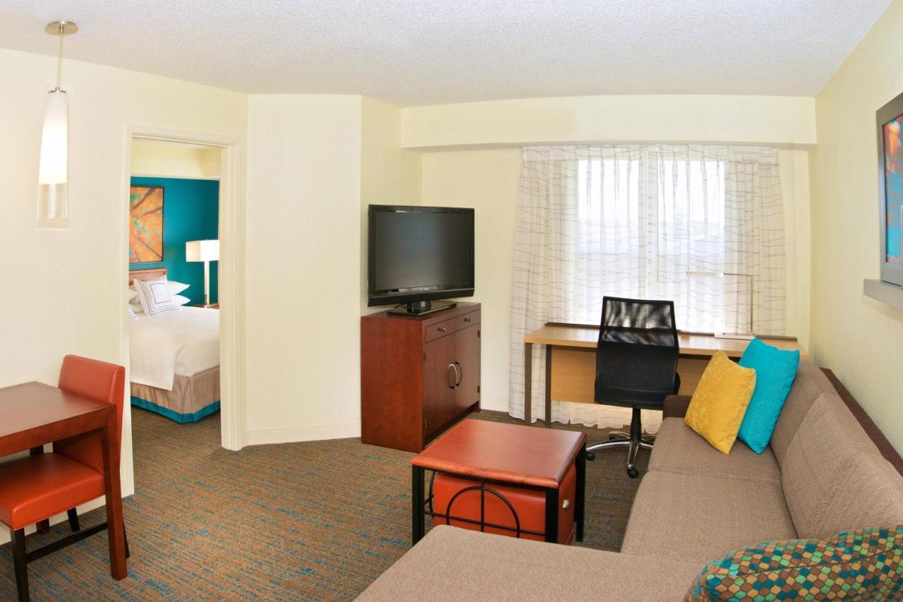 One-Bedroom Queen Suite with Sofa Bed,1382614202:JPEG