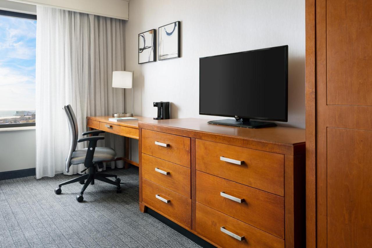 Quarto Duplo com 2 Camas de Casal e Chuveiro Acessível a Cadeirantes - Acessível para Hóspedes com Deficiência Auditiva