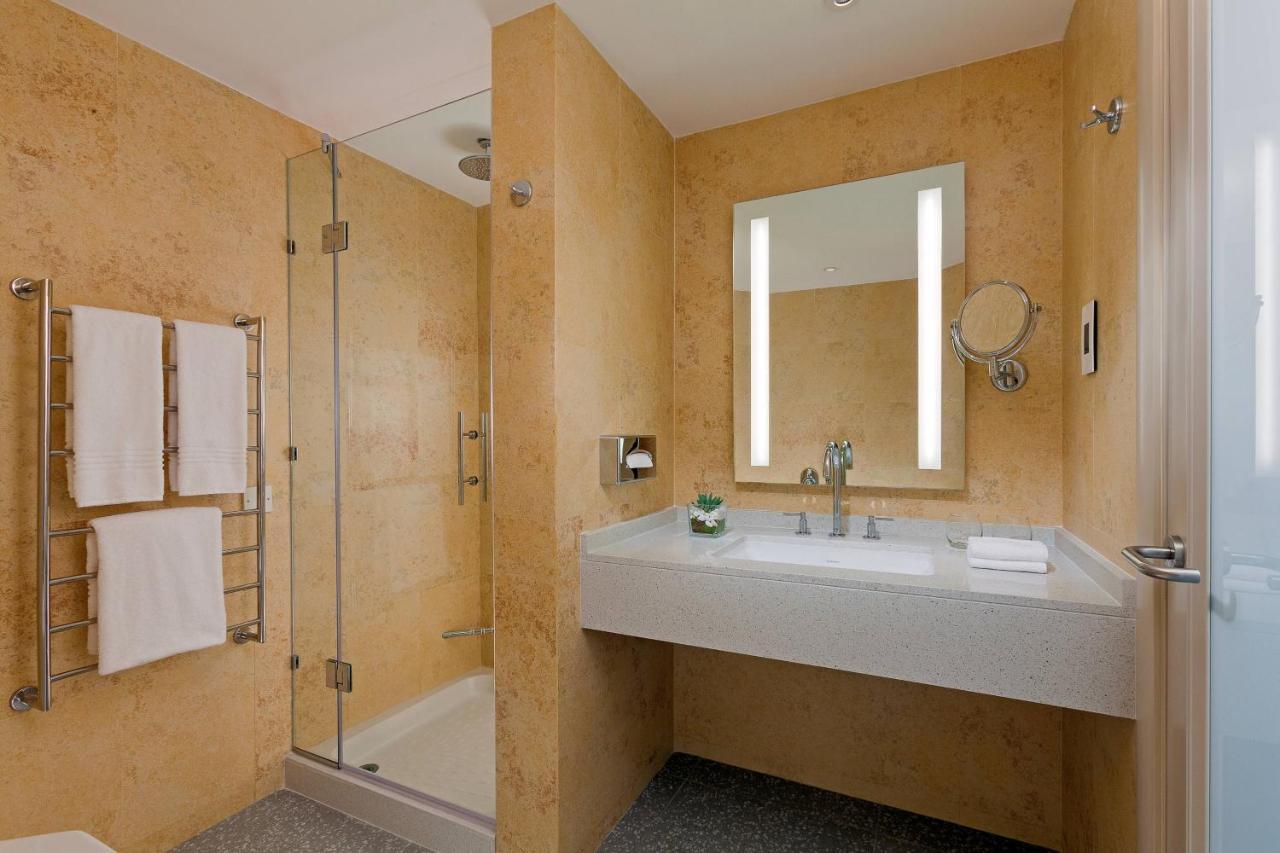Suite Junior, vue sur la ville avec accès au salon M Club