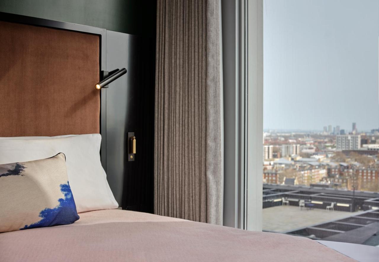 Doppelzimmer Sky High mit Kingsize- oder Queensize-Bett und Blick auf die Skyline