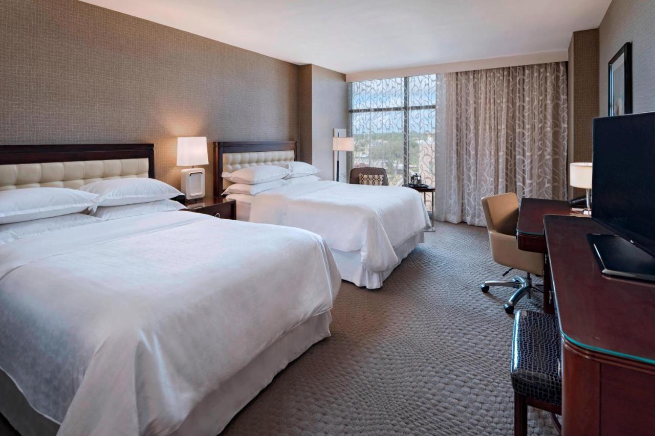 Queen Room with Two Queen Beds with Adapted Tub and Pool View - Mobility and Hearing Accessible