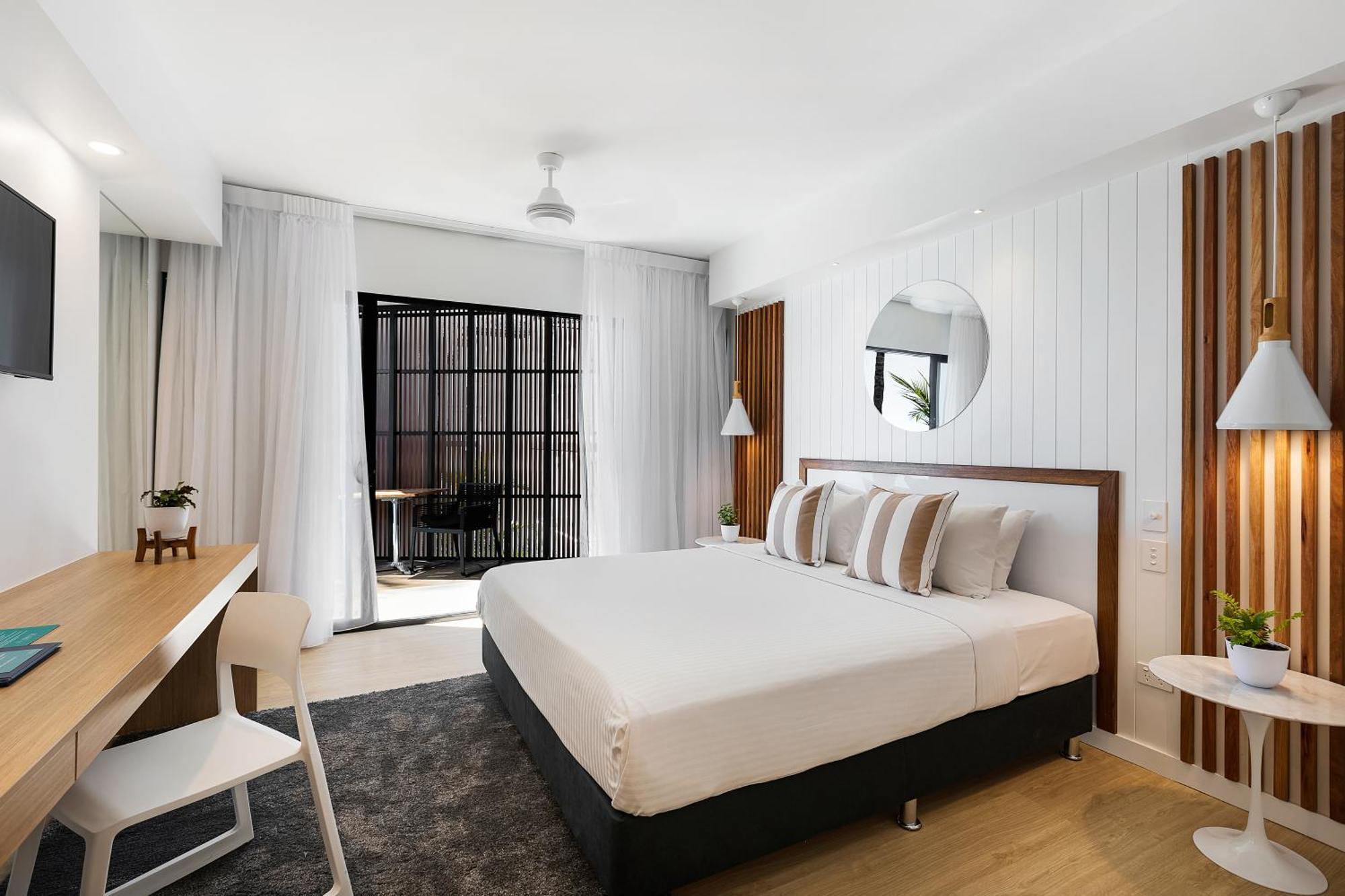 Zimmer mit Kingsize-Bett und Balkon