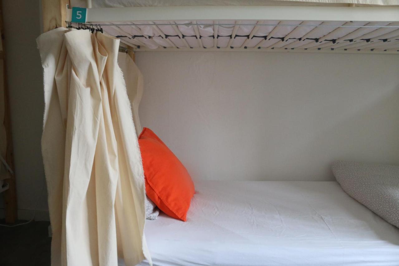 Cama num Dormitório Misto com 8 Camas
