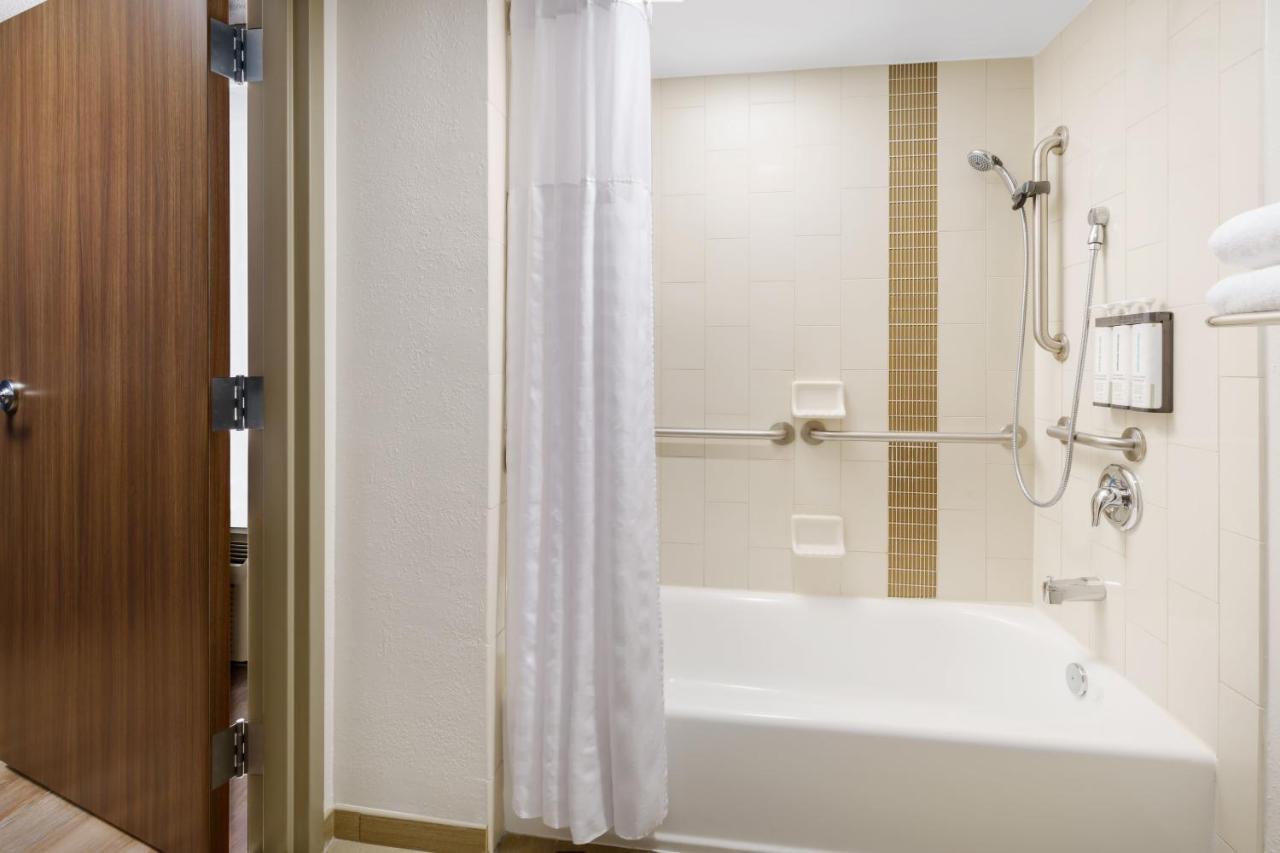 Quarto com Cama King-size e Banheira com Acessibilidade - Acessível para Hóspedes com Mobilidade Reduzida
